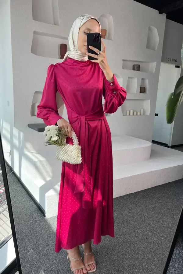 Pembe Belden Bağlamalı Saten Elbise - Görsel 3