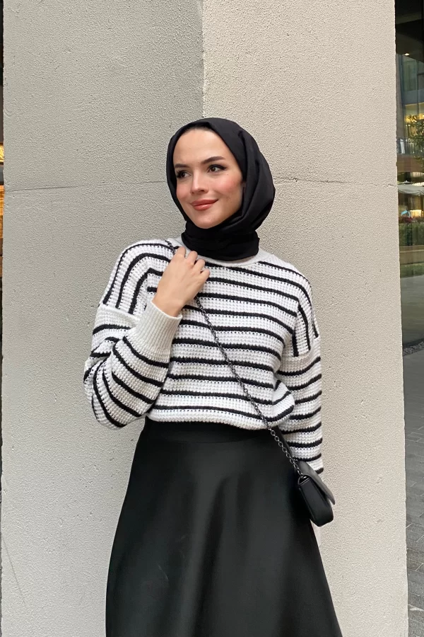 Beyaz Çizgili Örme Kazak - Görsel 3