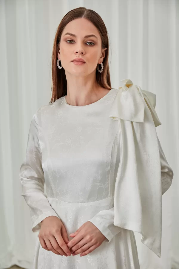 Beyaz Fiyonk Detaylı Saten Abiye - Görsel 3