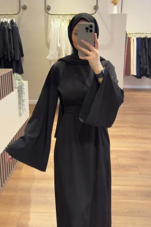 Siyah Kolu Volanlı Kemerli Elbise